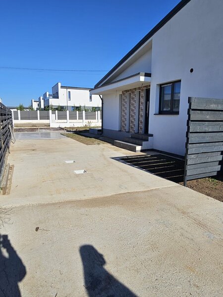Tunari, casa parter 3 camere, 2 bai, teren 310 mp.