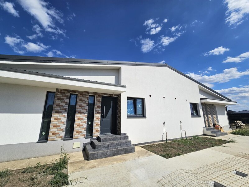 Tunari, casa parter 3 camere, 2 bai, teren 310 mp.